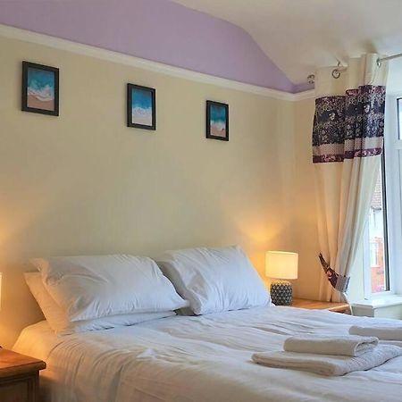 5 Bed, 2 Bath Home + Terrace, Garden & Parking Swindon Ngoại thất bức ảnh