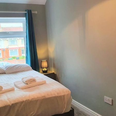 5 Bed, 2 Bath Home + Terrace, Garden & Parking Swindon Ngoại thất bức ảnh