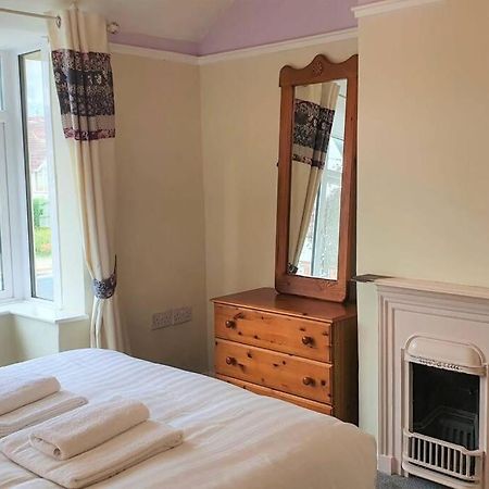 5 Bed, 2 Bath Home + Terrace, Garden & Parking Swindon Ngoại thất bức ảnh