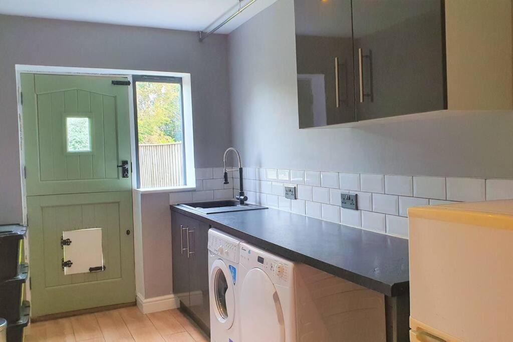 5 Bed, 2 Bath Home + Terrace, Garden & Parking Swindon Ngoại thất bức ảnh