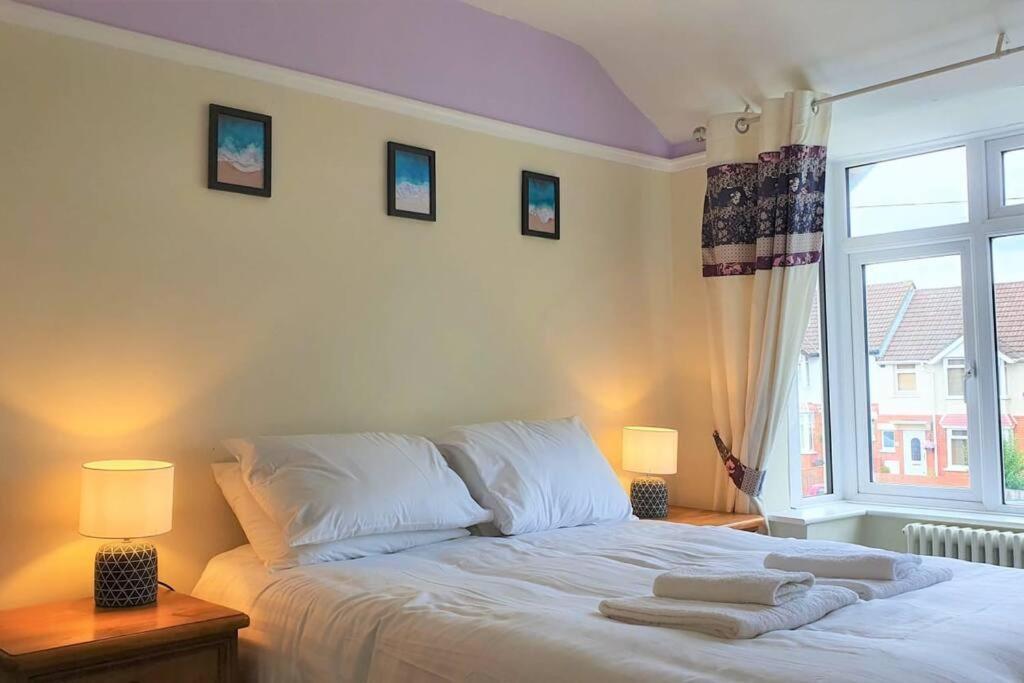5 Bed, 2 Bath Home + Terrace, Garden & Parking Swindon Ngoại thất bức ảnh