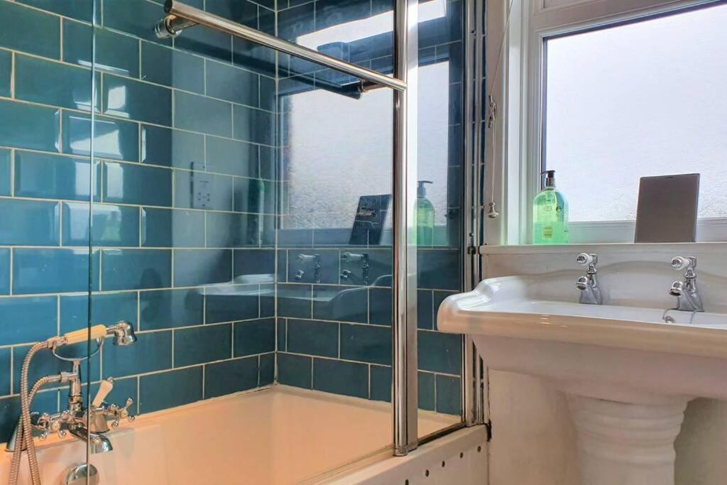 5 Bed, 2 Bath Home + Terrace, Garden & Parking Swindon Ngoại thất bức ảnh