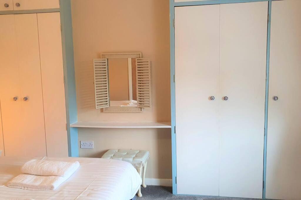 5 Bed, 2 Bath Home + Terrace, Garden & Parking Swindon Ngoại thất bức ảnh