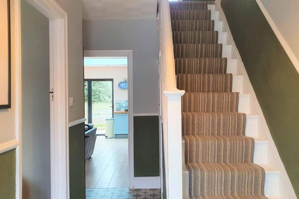 5 Bed, 2 Bath Home + Terrace, Garden & Parking Swindon Ngoại thất bức ảnh